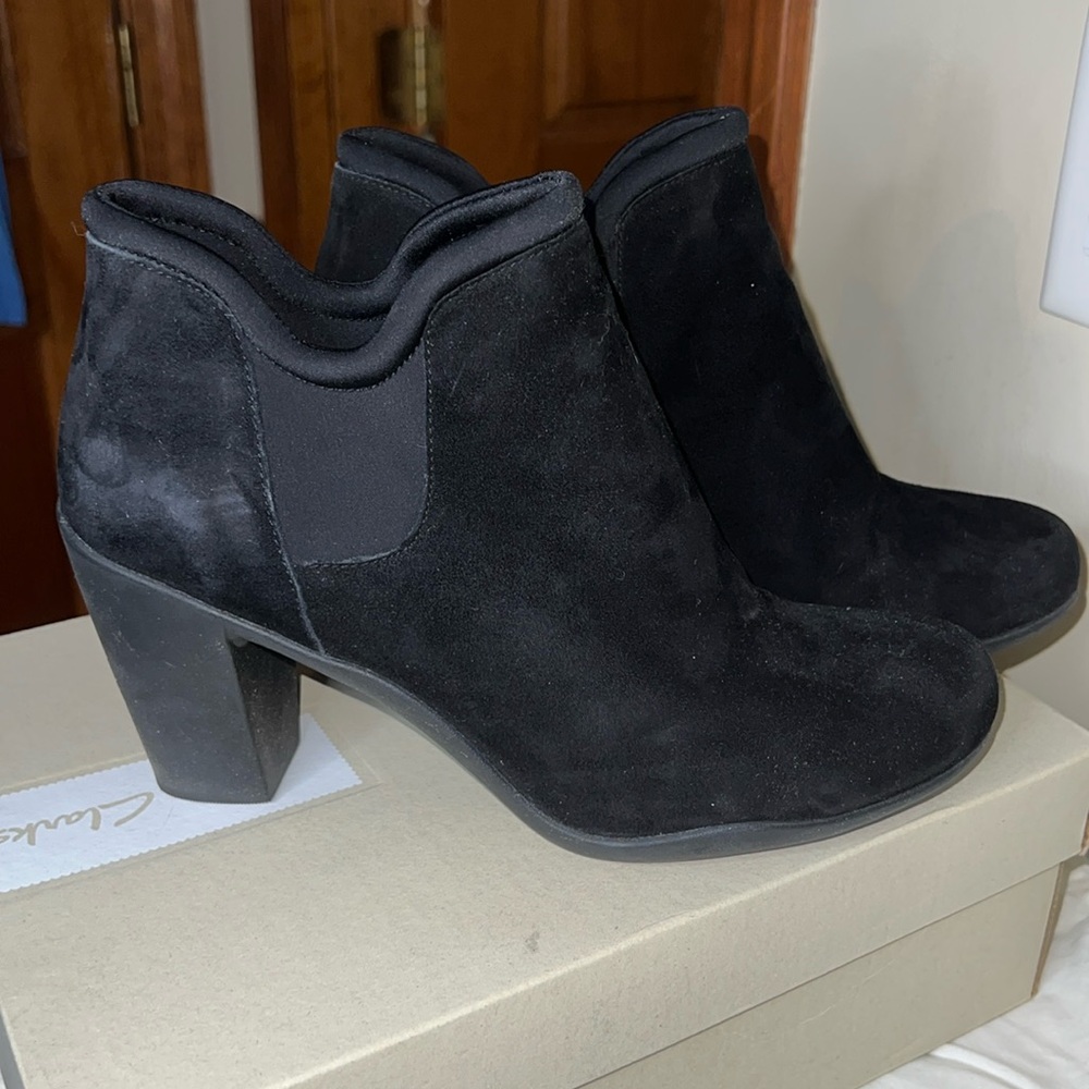 Women’s Size 8.5 Wide Clark’s Black Suede Booties Adya Bella